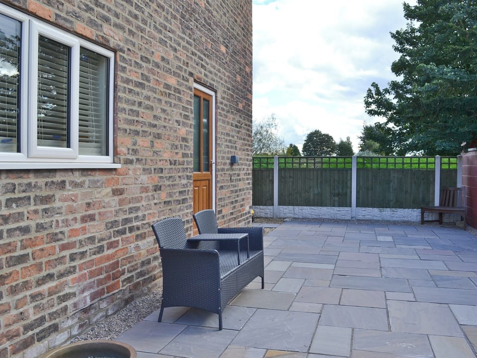 Sitting-out-area | Riverbank Cottage, Althorpe, nr. Scunthorpe