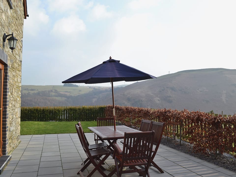 Sitting-out-area | Tynrhelyg Cottages - Helygen, Talybont, nr. Aberystwyth