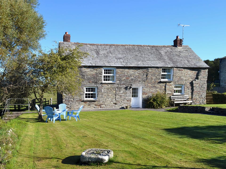  Large garden with garden furniture and barbecue | Nan-Tis, St Issey, near Padstow