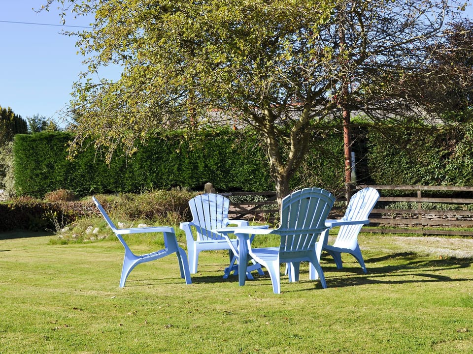  Large garden with garden furniture and barbecue | Nan-Tis, St Issey, near Padstow