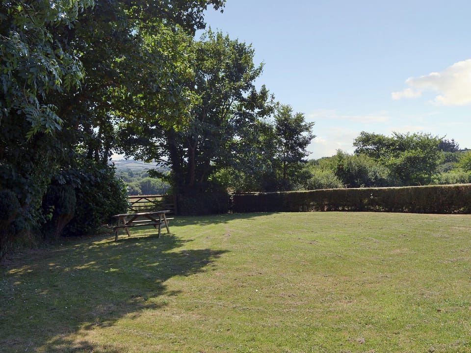Lawned garden | Coachmans Retreat, Pennytinney, St Kew