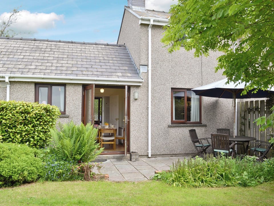 Sitting-out-area | The Cottage, Creampots, nr. Broad Haven