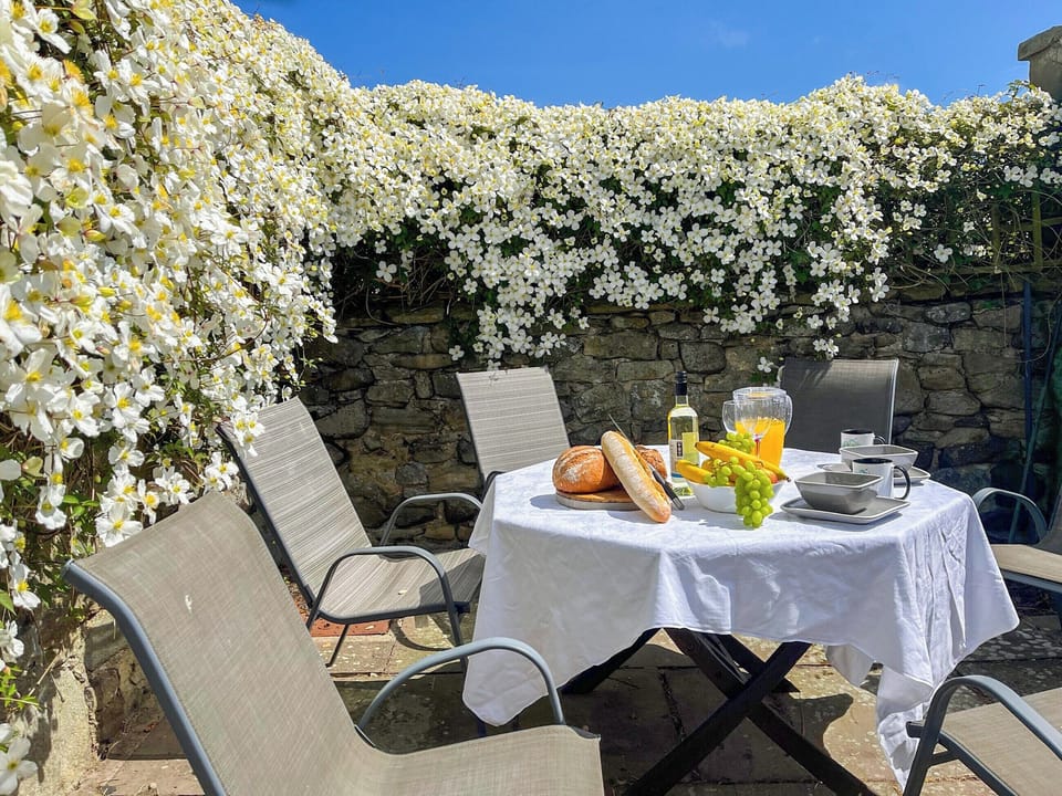 Outdoor eating area | Alncroft, Longhoughton