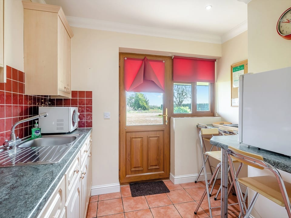 Kitchen/diner | Apple Tree Cottage - Linley Farm Cottages, St Osyth