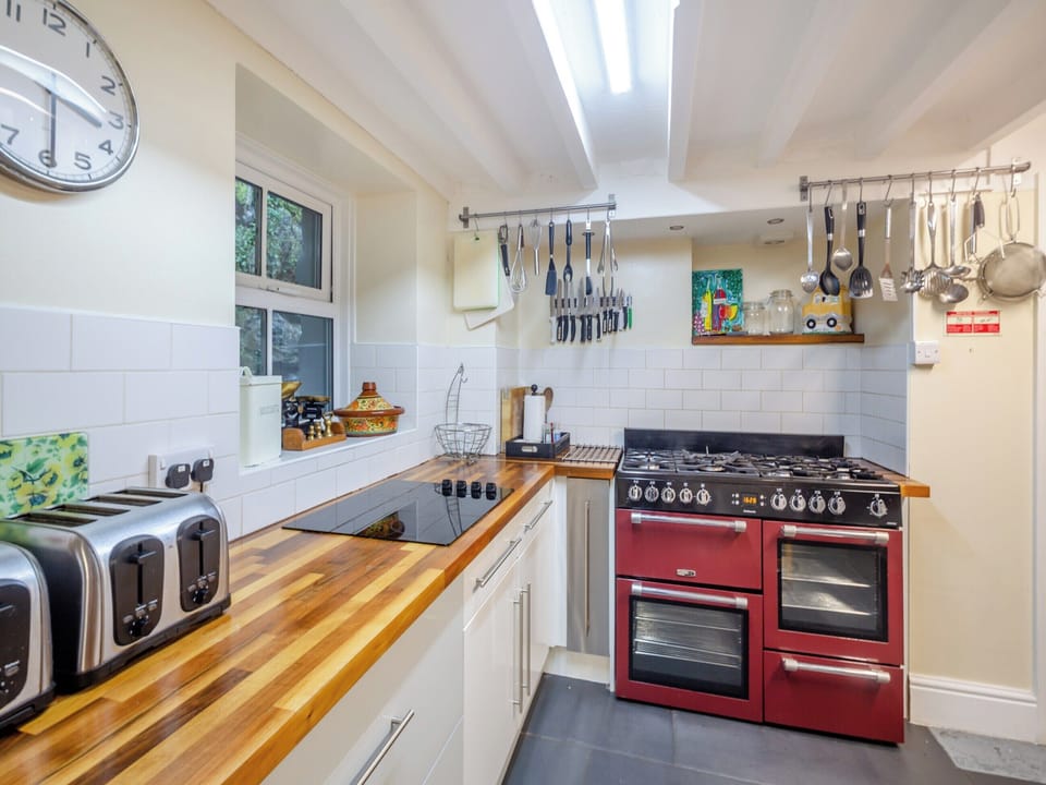 Kitchen with gas range | Noddfa, Harlech