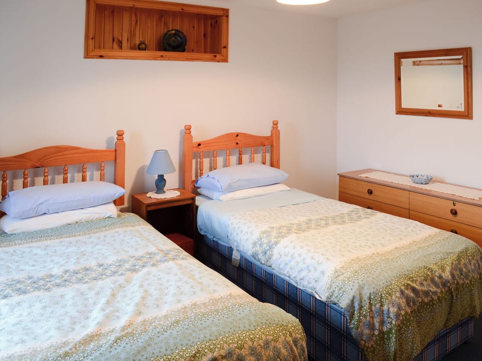 Cosy twin bedded room | Watermill Cottages - Watermill Cottages, John O&rsquo; Groats