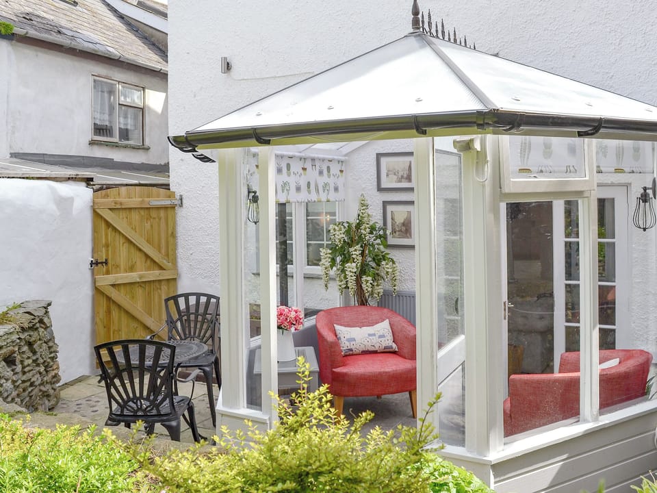 Light and airy conservatory | Harbour Hideaway, Ilfracombe