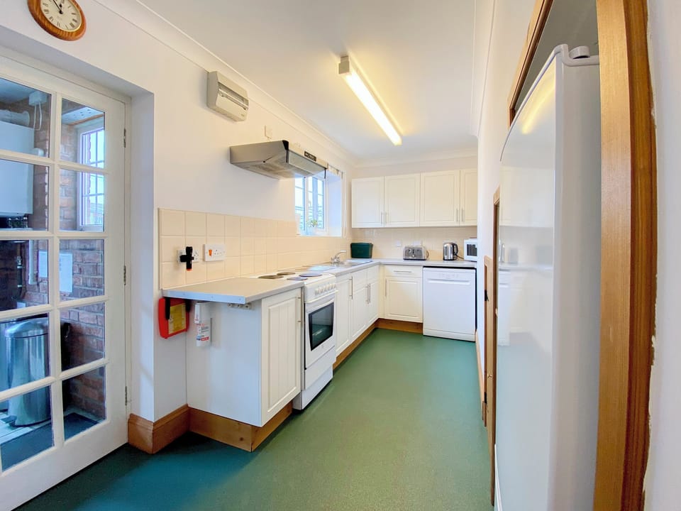 Lovely well-fitted kitchen | Sweet Coppin - The Old Kennels Holidays, Ledbury
