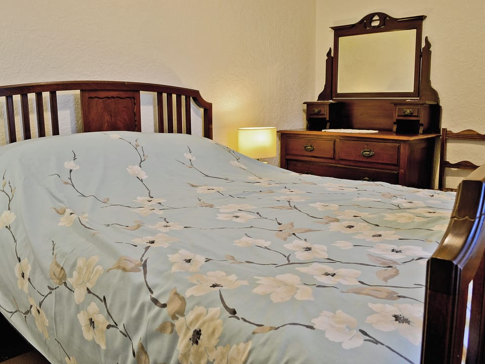 Double bedroom | Is-Helen Cottage, Caernarfon