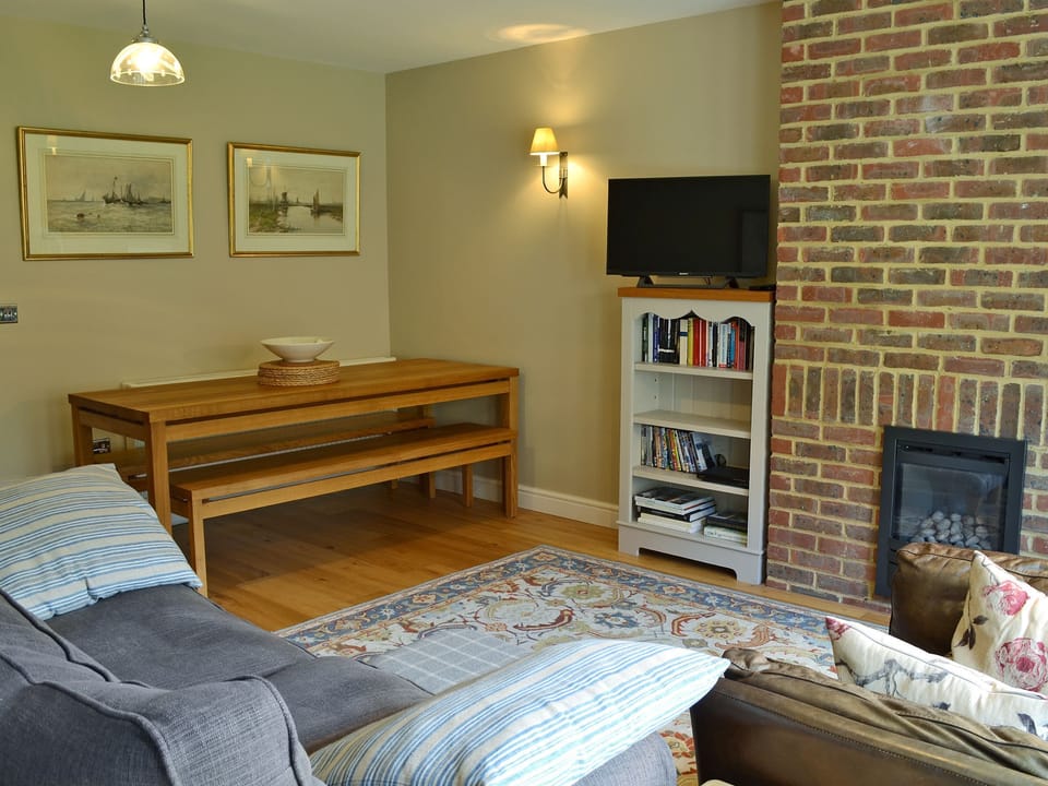 Spacious living/dining room with French doors leading to courtyard | Dudrich Cottage, St Margaret&rsquo;s-at-Cliffe