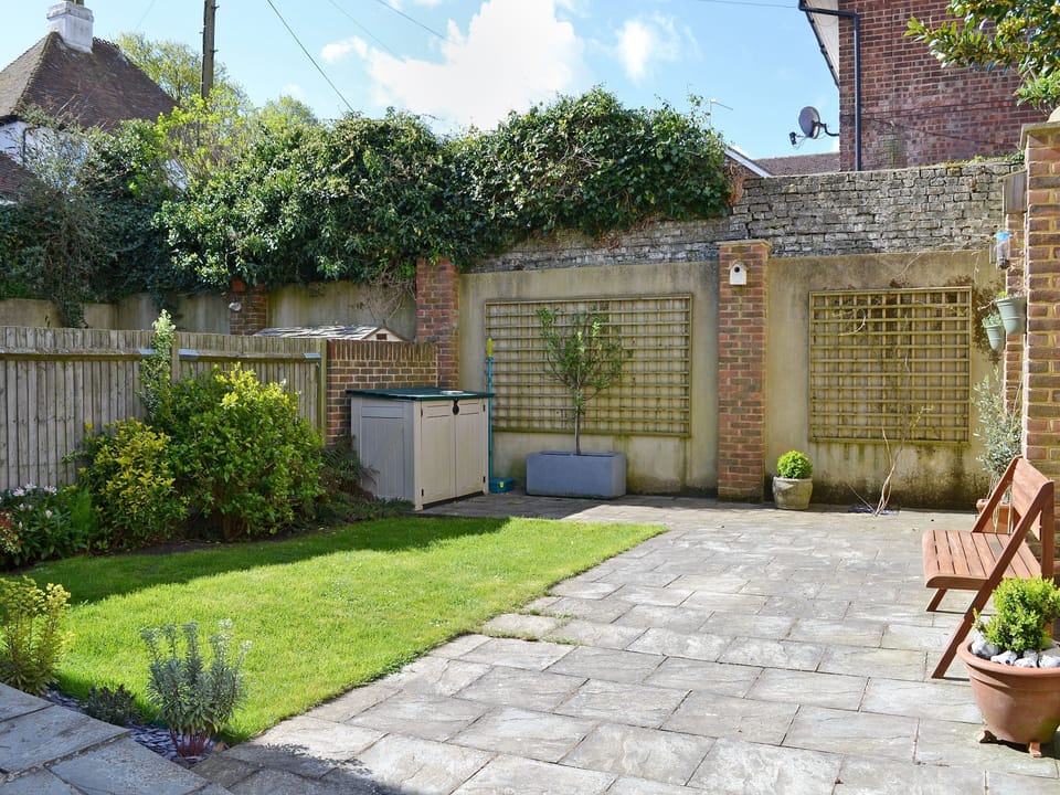Relaxing, enclosed courtyard garden | Dudrich Cottage, St Margaret&rsquo;s-at-Cliffe