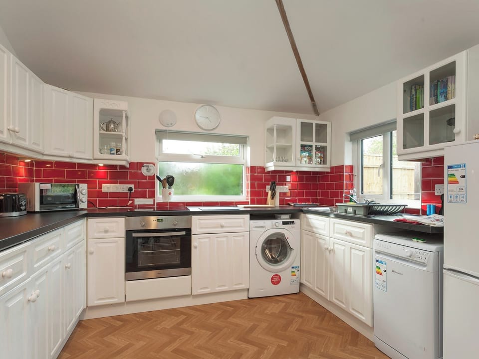 Well-equipped kitchen | Swallows&rsquo; Nest, Wool, near Wareham