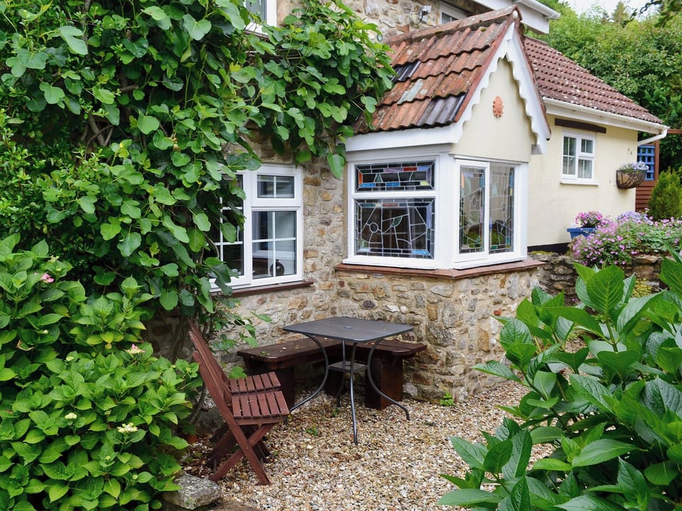 Relaxing gravelled courtyard | Oak Apple Cottage, Upottery, near Honiton