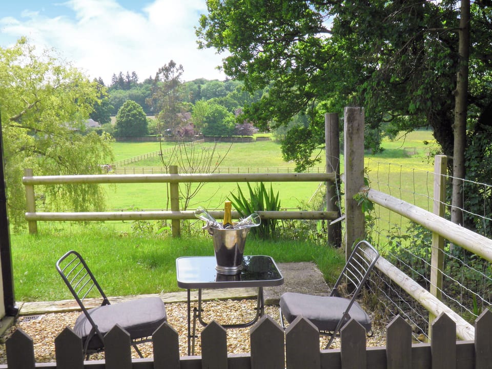 Charming outdoor dining area | Weaver&rsquo;s Lodge, North Gorley, near Fordingbridge