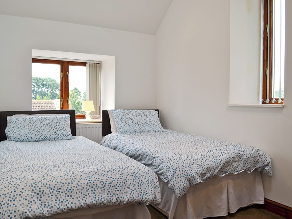 Airy twin bedroom | Roslyn Cottage, Hamsterley, near Wolsingham