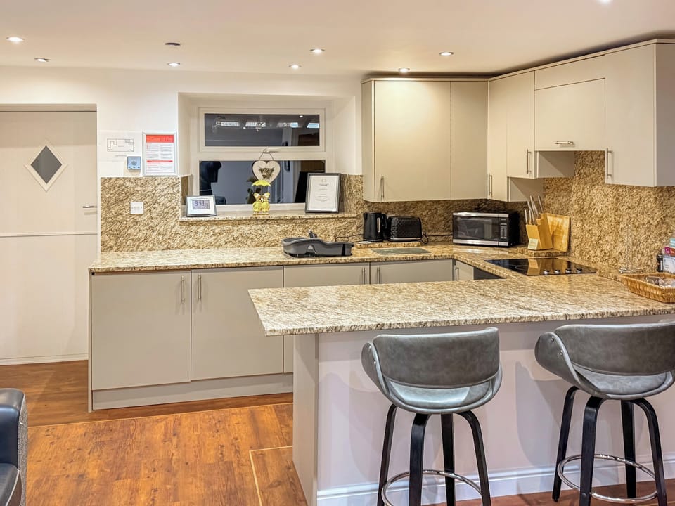 Well-equipped kitchen with breakfast bar | Roslyn Cottage, Hamsterley, near Wolsingham