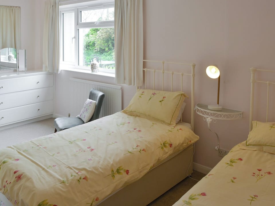Good-sized twin bedroom | Silverdale, Bacton, near Happisburgh