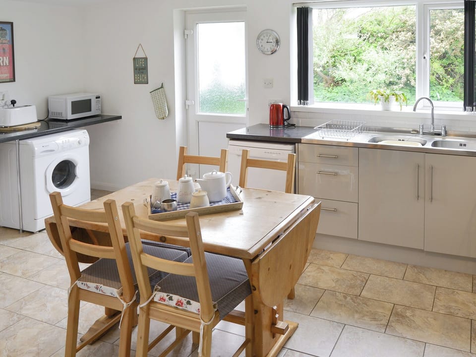 Well-equipped fitted kitchen with dining area | Silverdale, Bacton, near Happisburgh