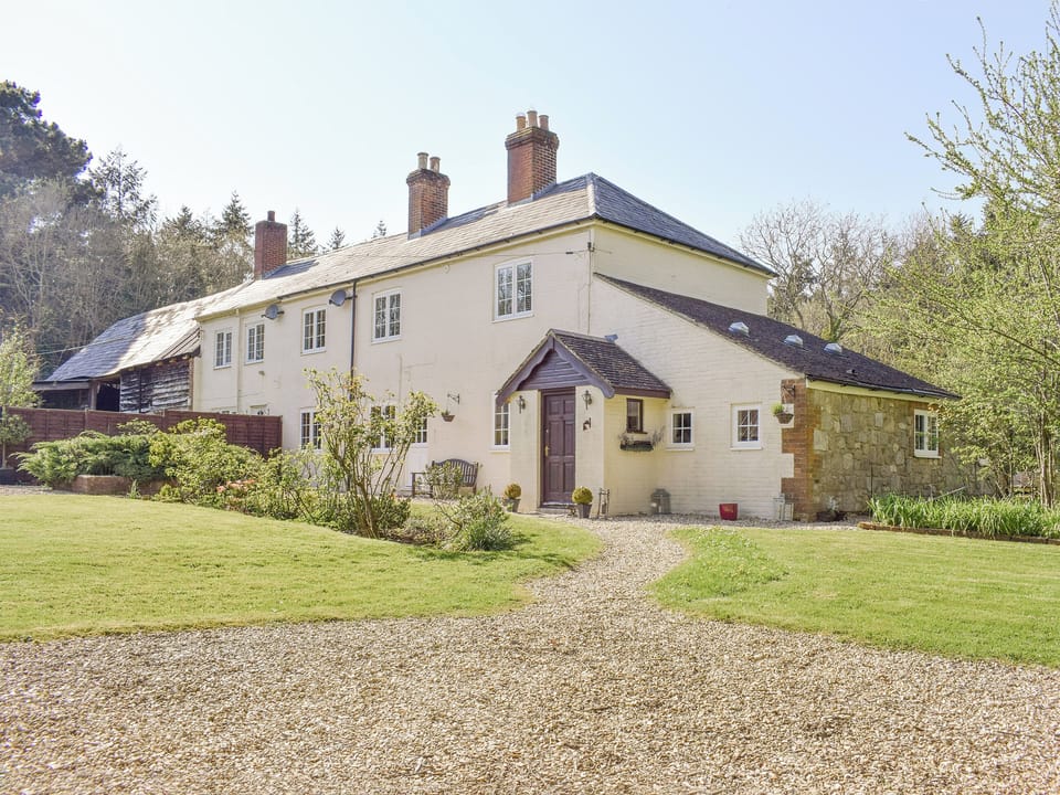 Parking area for 6 cars at front of property | Pigeon Coo Farmhouse, Hamstead, near Yarmouth