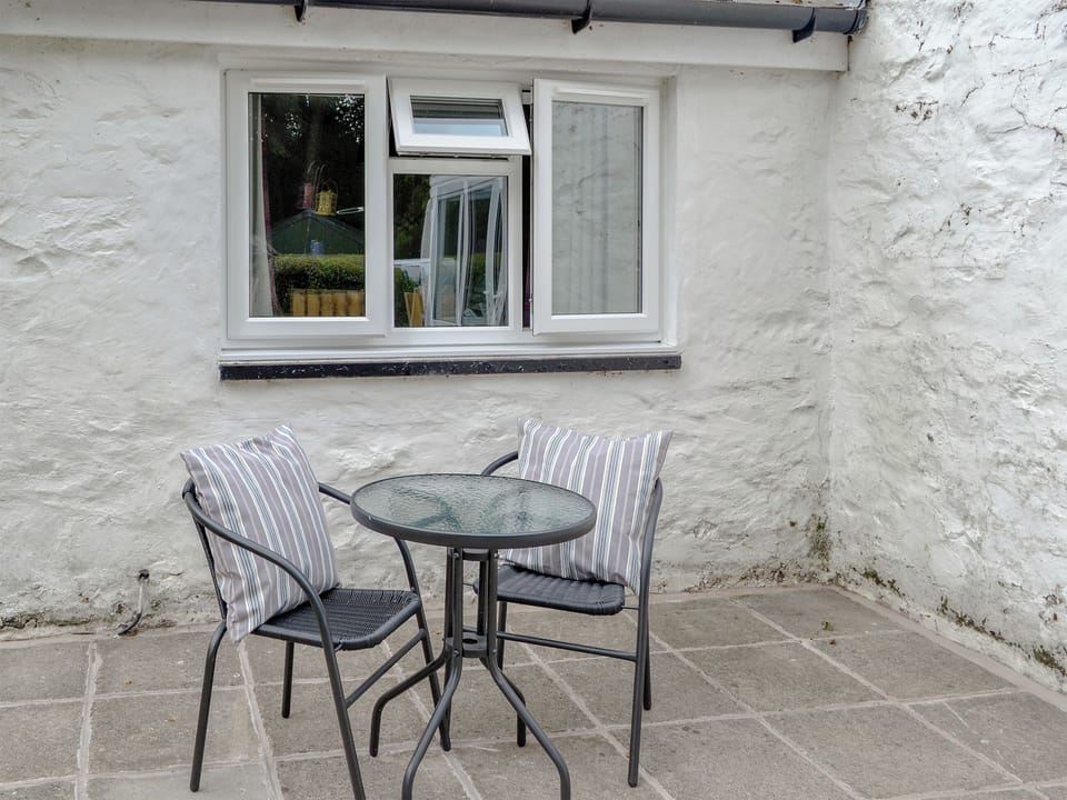 Sitting-out-area | Barnhill Bothy, Moffat
