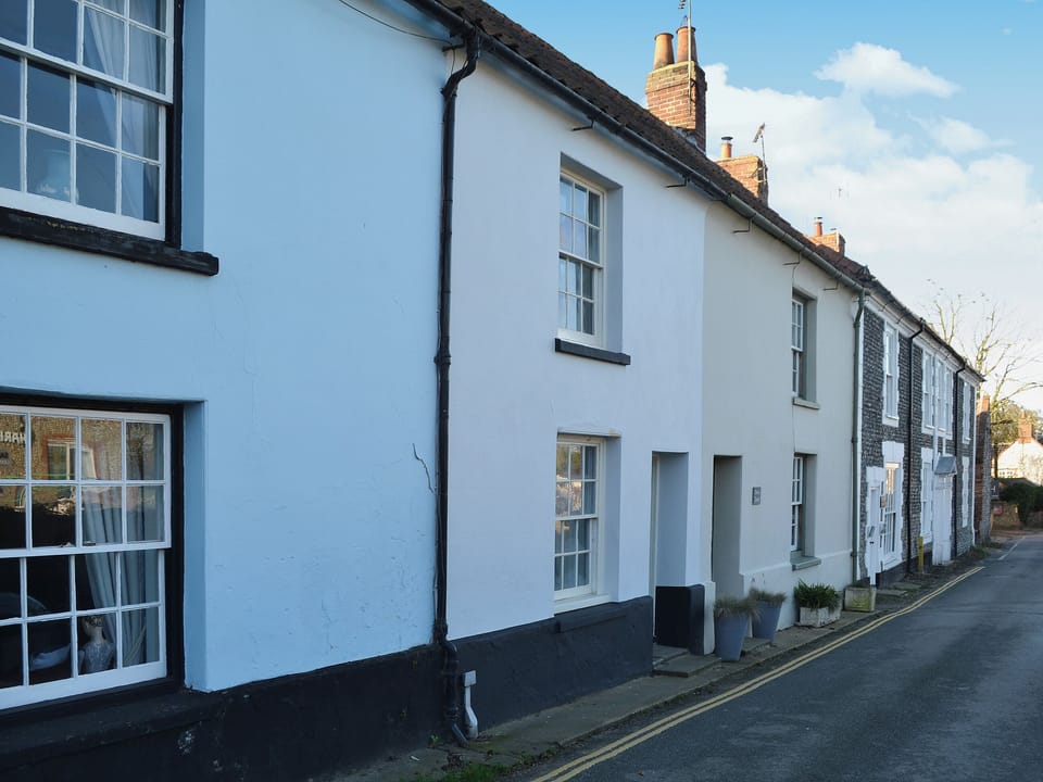 Cosy white painted seaside cottage sandwiched in a quiet, charming row of cottages | Sea Breeze, Blakeney