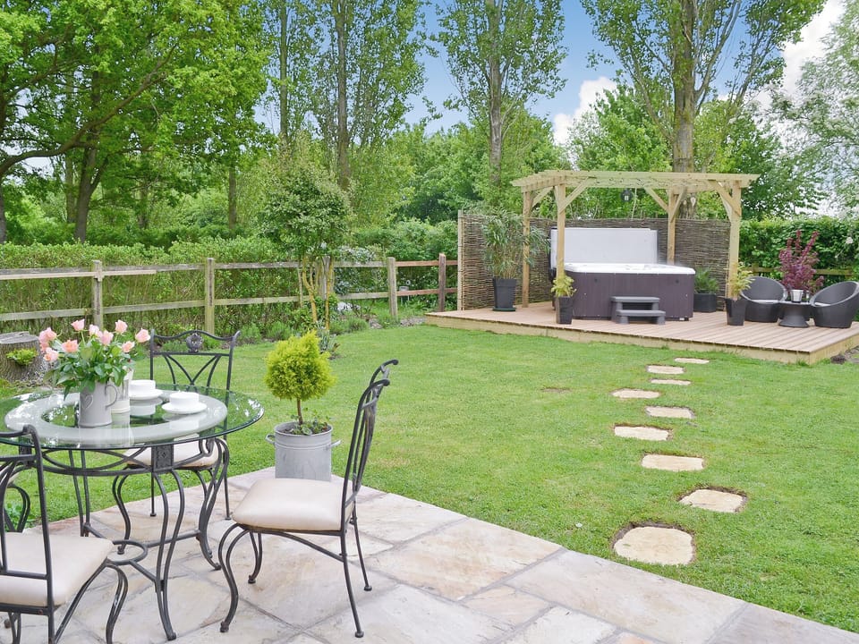 Garden with dining table | The Old Stables - Burfields Farm, Botesdale, near Diss