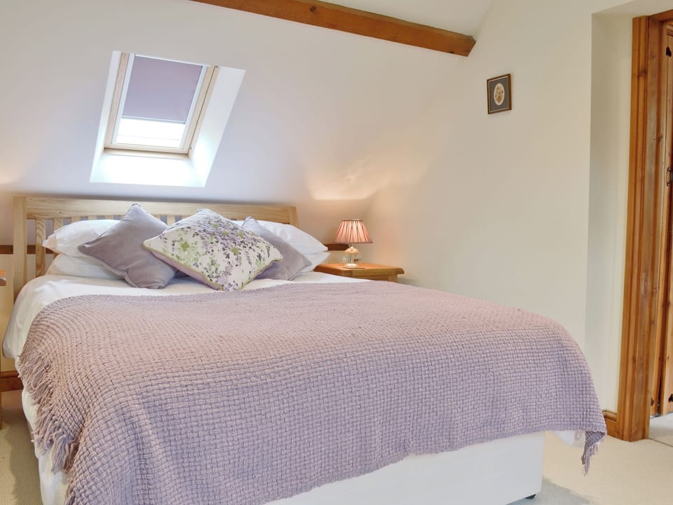 Comfy double bedroom | The Granary - The Farm, East Tytherton, Chippenham