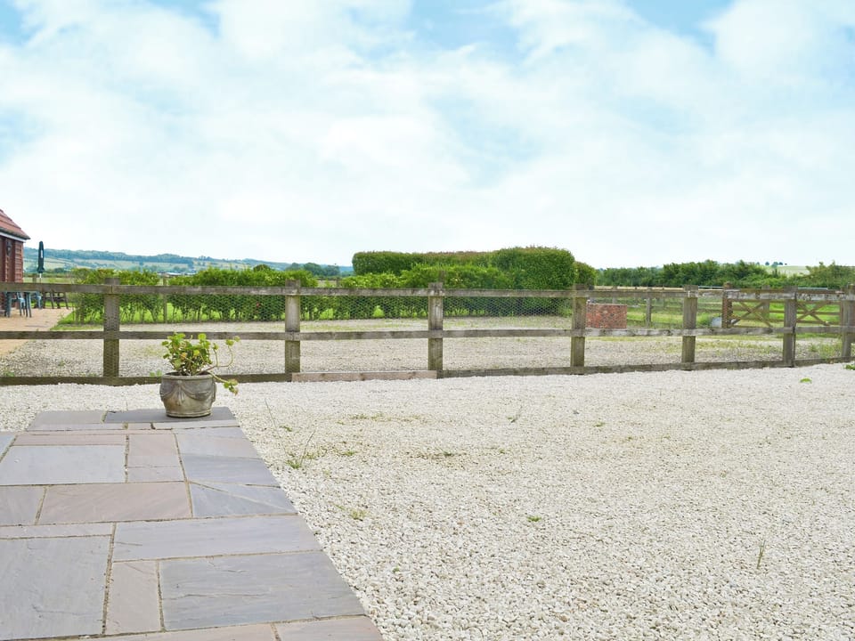 Large grounds with countryside views | The Granary - The Farm, East Tytherton, Chippenham