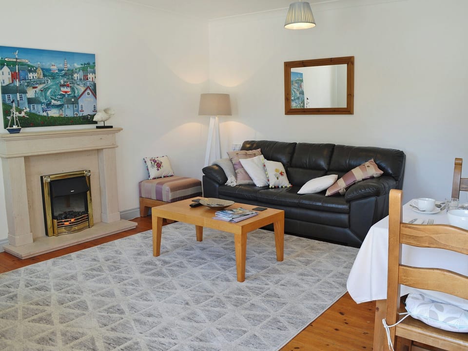 Welcoming living/dining room | Little Tamarisk, Padstow