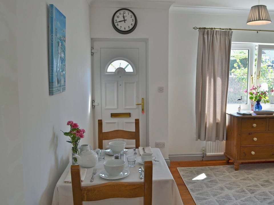 Welcoming living/dining room | Little Tamarisk, Padstow