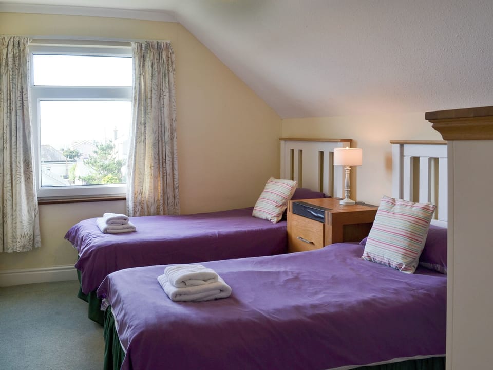 Twin bedroom | West Park, Hope Cove, near Kingsbridge