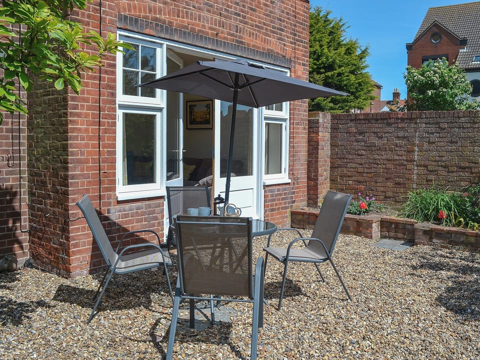 Gravelled area and table and chairs | Three The Boulevard, Sheringham