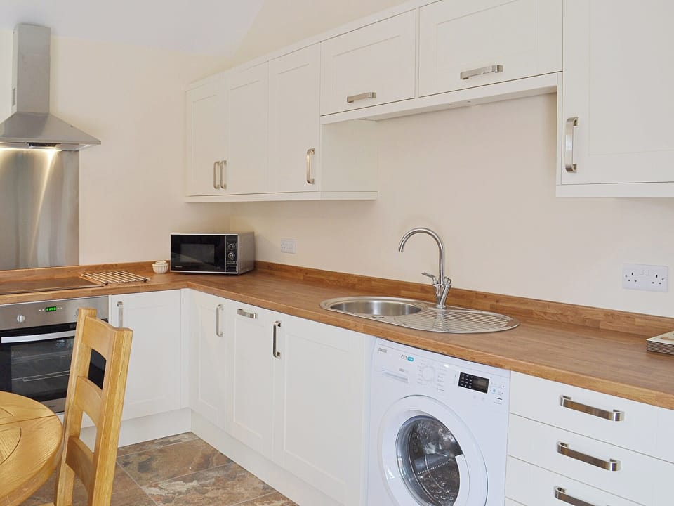 Lovely fitted kitchen | The Old Dairy - Dunstall Lodge Barns, Sutton-on-Trent