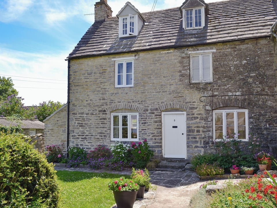 Charming semi-detached, Grade II listed holiday home | Sweet Pea Cottage, Kingston, near Corfe Castle
