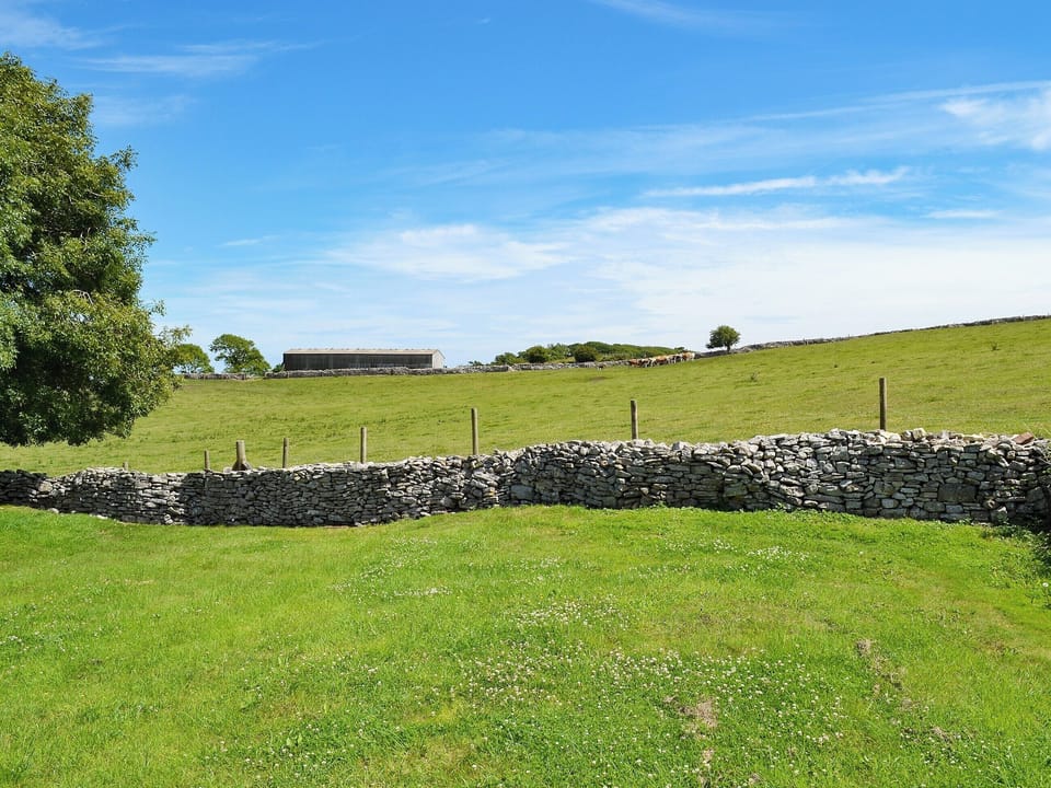 Extensive shared lawned garden, which offers far reaching views of grazing cattle | Sweet Pea Cottage, Kingston, near Corfe Castle