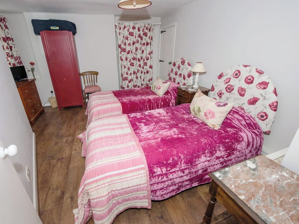 Twin bedroom | The Bittern - Blakeney Quayside Cottages, Blakeney, near Holt