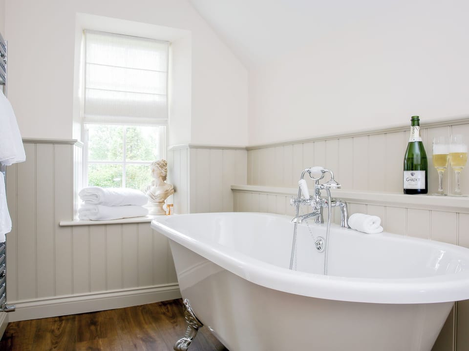 En-suite bathroom with roll-top bath | Garden Cottage, Settrington, near Malton