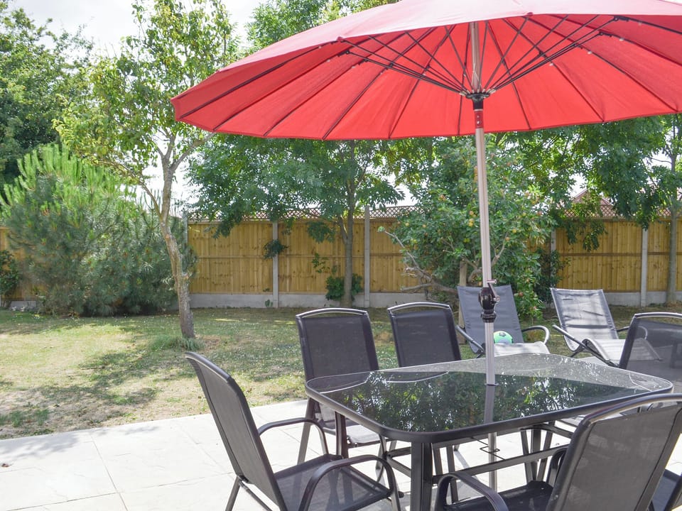 Paved patio area with outdoor furniture | Golf Road, Mablethorpe, near Skegness
