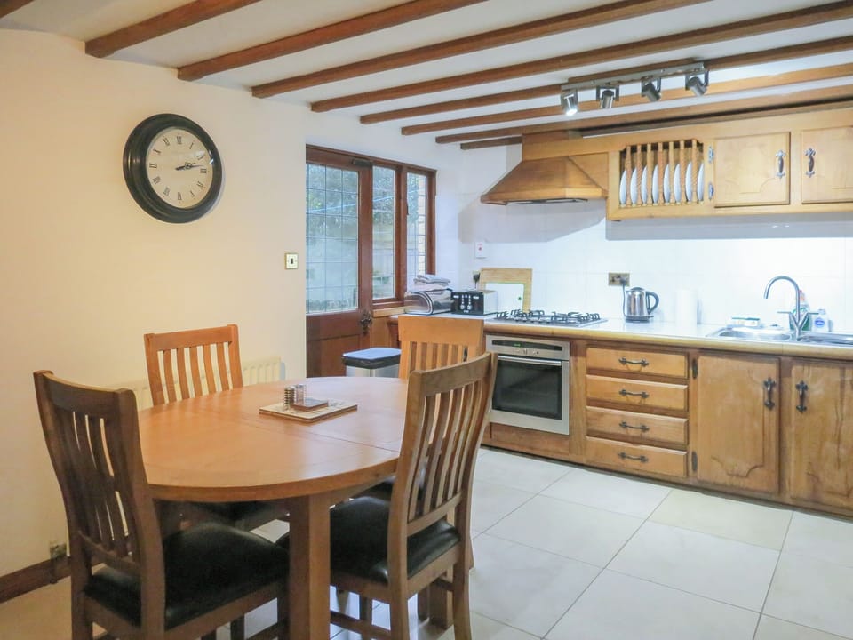 Very well equipped kitchen with direct garden access | Orchard House, Chipping Campden