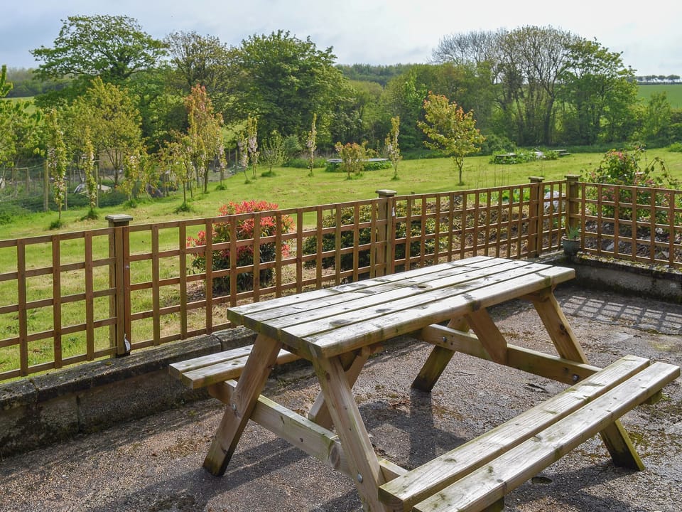 Garvelled garden with picnic-style table | Lee Studio - Trimstone Manor Cottages, Trimstone, near Woolacombe