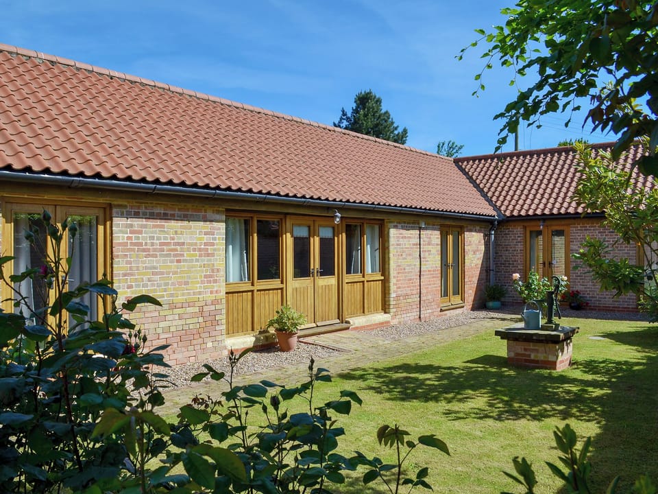 Delightful holiday home | Cornflower Cottage - Wildmore Cottages, New York, near Boston