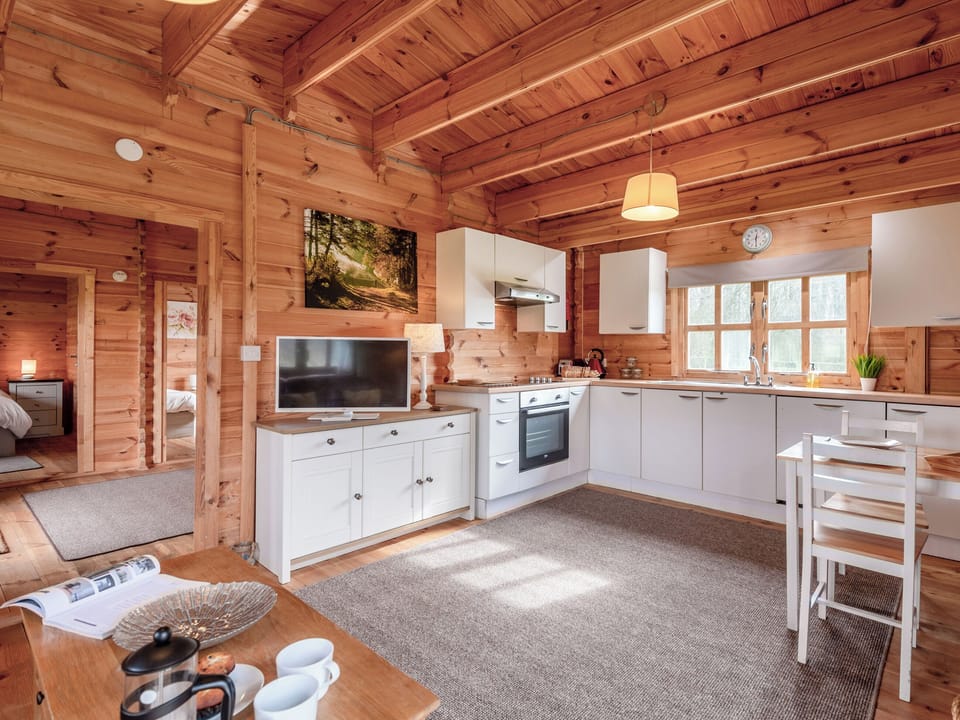 Well-appointed fitted kitchen | Dukes Wood - Readyfields Farm, Caunton, near Newark