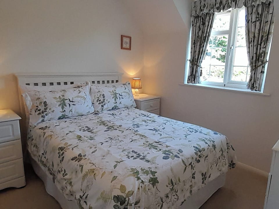 Double bedroom | Laurel Cottage, Sway, near Lymington