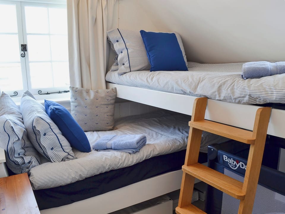 Bedroom with twin cabin beds | Cottage By The Quay, Lymington