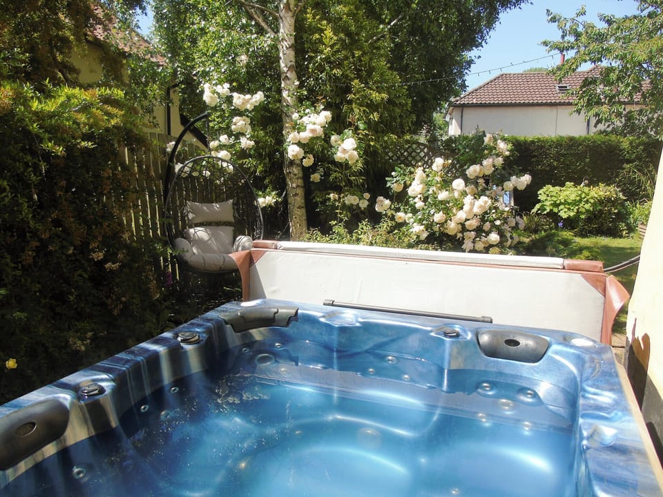 Hot tub | Horseshoes House, Saham Toney, near Thetford