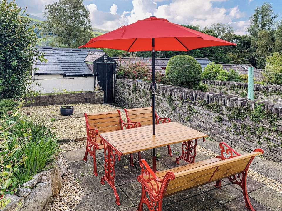 Enclosed garden with patio and furniture | Isallt, Nantlle, near Beddgelert
