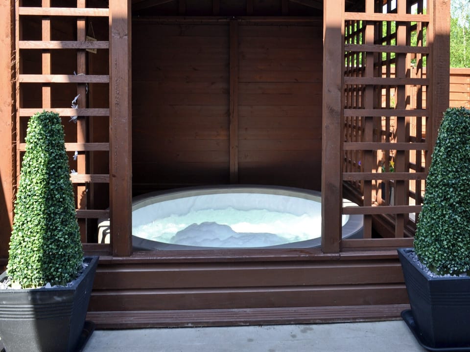 Hot tub | Banovallum Cottage, Horncastle