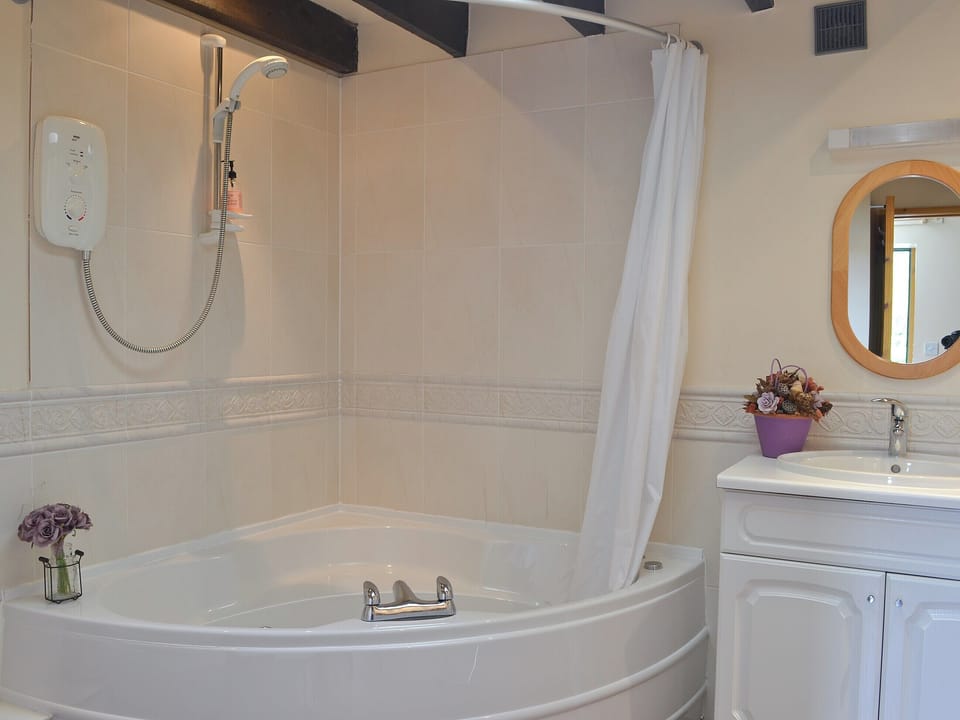 Bathroom | Burns Cottage, Drumnadrochit, by Inverness