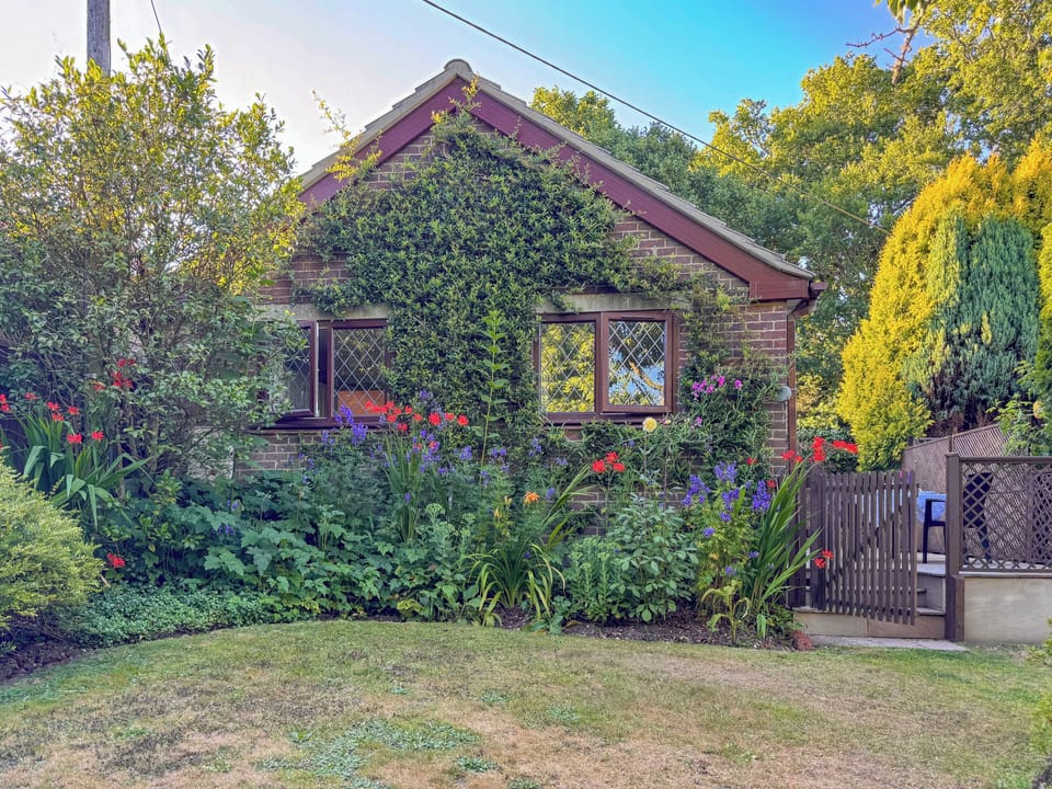 Cottage patio leading into gardens of Picket Hill Cottage | Picket Hill Cottage - New Forest Cottages, Picket Hill, near Ringwood