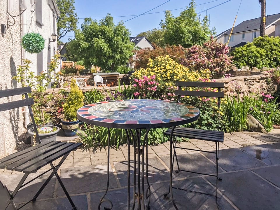 Sitting-out-area | Ty Bobbet, Penysarn